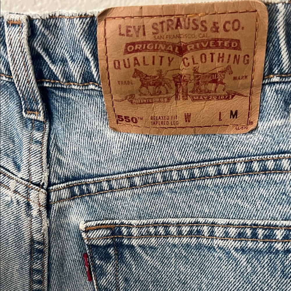 Vintage Levi's Women's Light Blue Denim Shorts - Picture 4 of 6